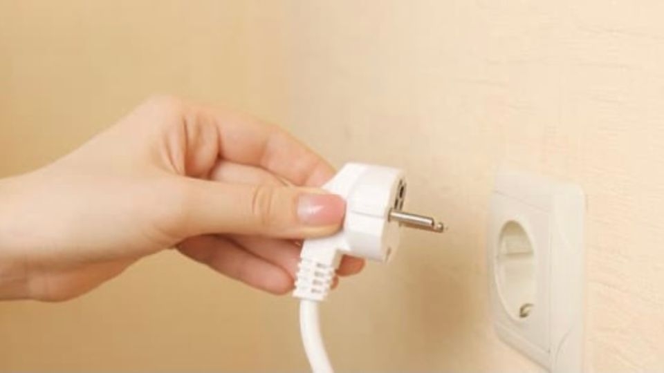 Bước 2: Rút điện tủ lạnh