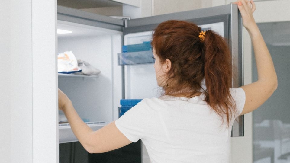 Bước 4: Tháo tất cả ngăn kệ và làm sạch